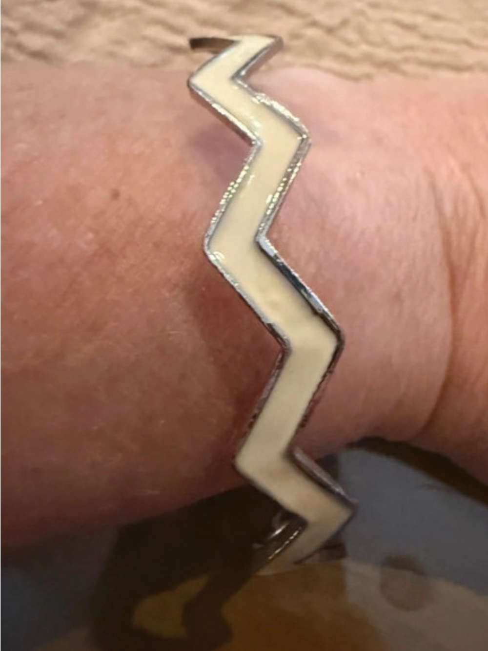 Vintage Cream Zigzag Metal Cuff Bracelet for Women